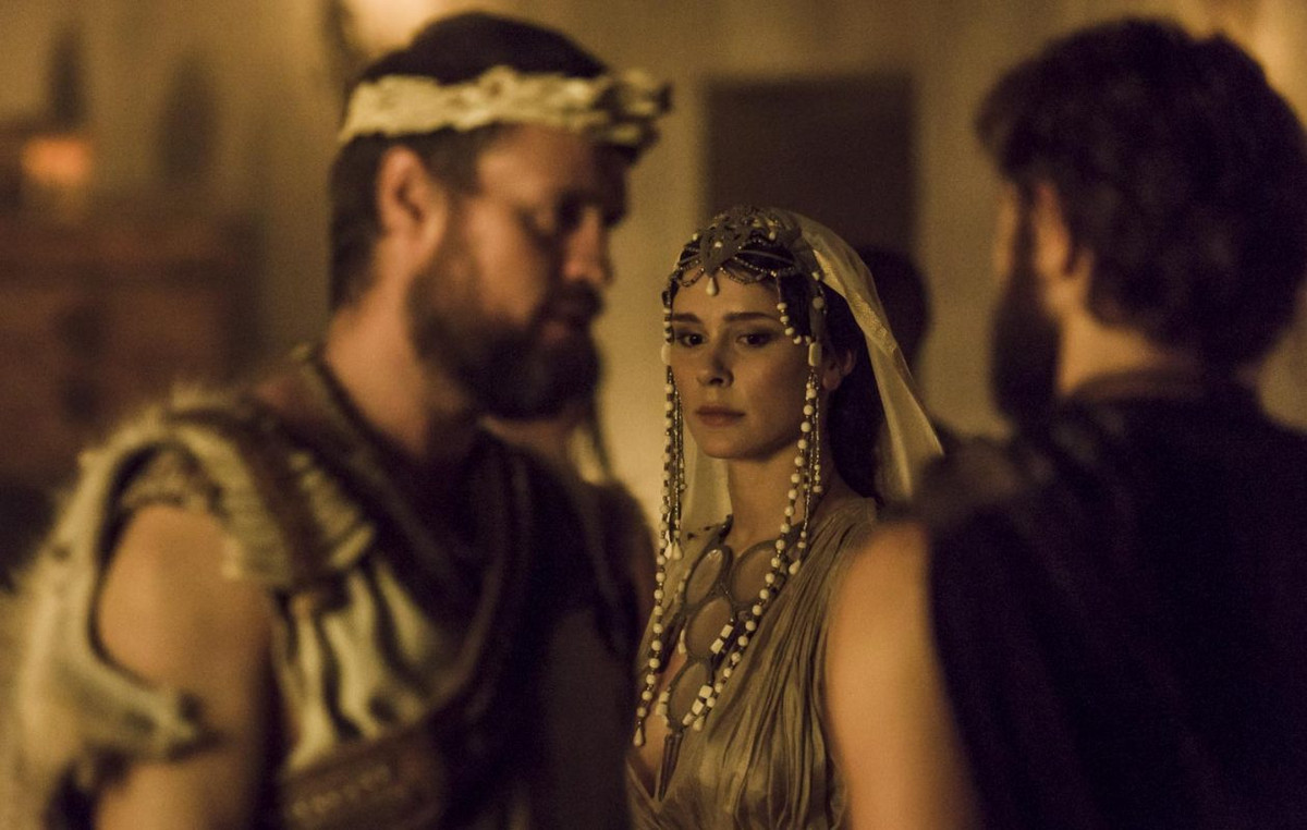 Hoàng tử Paris của thành Troy đem lòng yêu nàng Helen xinh đẹp. Về sau, Hoàng tử Paris bắt cóc và mang nàng Helen bỏ trốn về thành Troy.