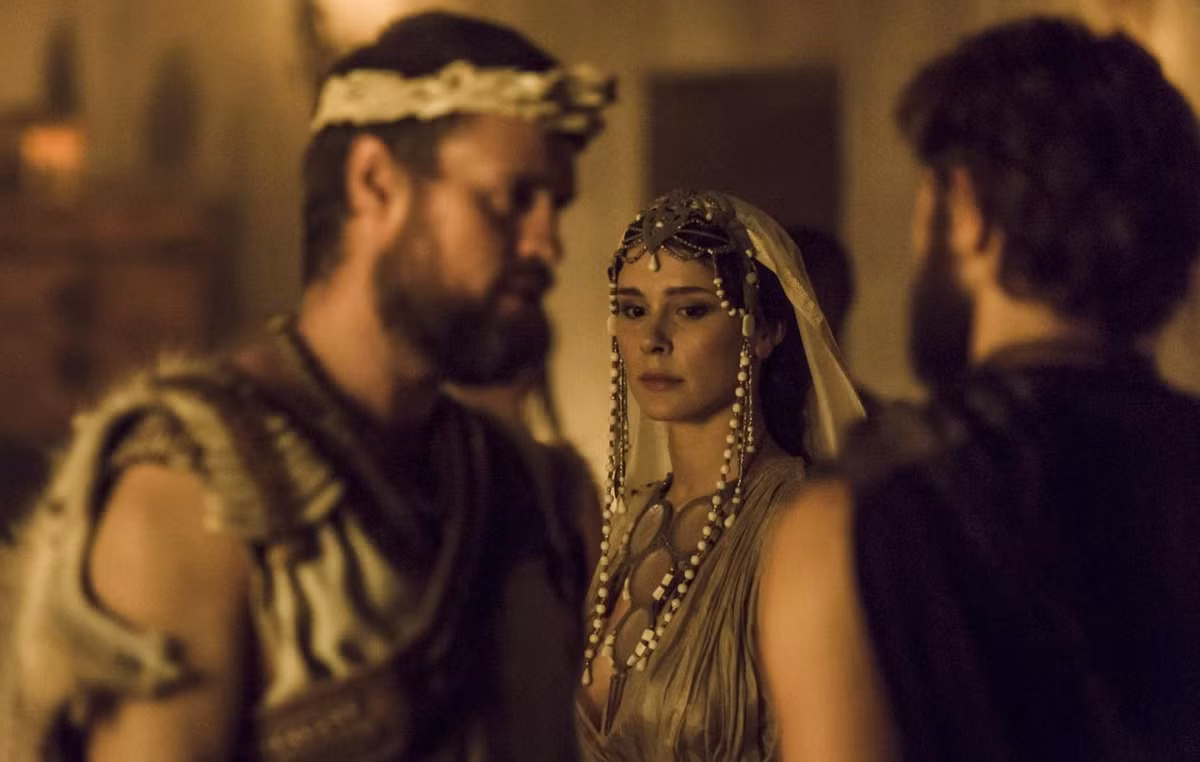 Hoàng tử Paris của thành Troy đem lòng yêu nàng Helen xinh đẹp. Về sau, Hoàng tử Paris bắt cóc và mang nàng Helen bỏ trốn về thành Troy.