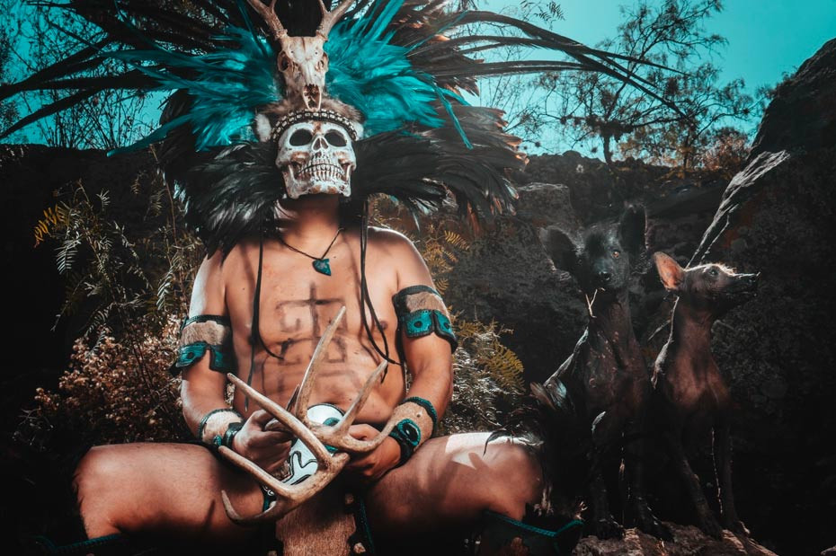 Các linh hồn sẽ phải vượt qua 9 cấp độ thử thách khác nhau như đi qua các cánh đồng gió thổi như cắt vào da thịt, lội qua dòng sông máu với những con báo đốm đáng sợ...