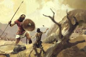 Do vậy, Goliath lao vào tấn công David một cách điên cuồng để giết chết con người bé nhỏ ấy. Tuy nhiên, David rất nhanh nhẹn, chạy thoát khỏi đợt tấn công của Goliath và lấy đá cuội ra rồi giương tròng quăng đá bắn một phát.