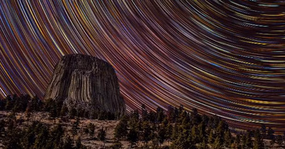 Do tảng đá ngày càng dốc và cao nên bầy gấu không thể leo lên. Chúng để lại những dấu vết móng vuốt cào ở hai bên sườn trong khi đuổi theo các cô gái. Khi lên thiên đàng, các cô gái trở thành chòm sao Pleiades.