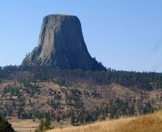 William Rogers và Willard Ripley vô tình phát hiện Tháp Quỷ vào năm 1893. Kể từ đó, kỳ quan thiên nhiên này thu hút sự quan tâm của giới chuyên gia cũng như công chúng.