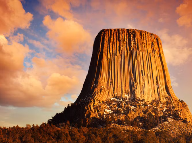 Những nhà địa chất cho biết Tháp Quỷ được hình thành bên dưới lòng đất từ đá nóng chảy hoặc magma. Về sau, chúng trở thành đá trầm tích và vô cùng chắc chắn, kiên cố theo thời gian.