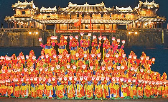 Thừa Thiên – Huế tự hào khi năm 2003, Nhã nhạc Cung đình Huế được UNESCO công nhận vào Danh mục Kiệt tác phi vật thể và truyền khẩu của nhân loại. Năm 2008, Nhã nhạc lại được UNESCO công nhận Di sản Văn hóa Phi vật thể Đại diện nhân loại.