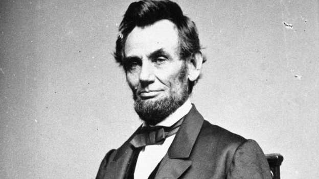Không chỉ nhận định Tổng thống Mỹ Abraham Lincoln là người đồng tính, Larry Kramer còn cho rằng kẻ ám sát ông chủ Nhà Trắng này là John Wilkes Booth cũng thích nam giới.