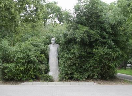 Ngày nay, khu vực này trở thành một vườn bách thảo phục vụ hoạt động du lịch. Khi đến đầu thôn, mọi người sẽ nhìn thấy phiến đá với dòng chữ có nội dung: "Khu tưởng niệm Tào Tuyết Cần" và một bức tượng tạc nhà văn này. Không ai biết chính xác thi hài Tào Tuyết Cần được mai táng ở đâu.