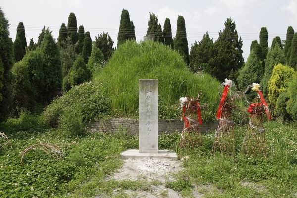 Sau khi qua đời, tác giả của "Thủy hử" được chôn cất trong ngôi mộ tại nghĩa trang địa phương. Trên bia đá trước ngôi mộ của Thi Nại Am có khắc dòng chữ: "Mộ phần của nhà văn vĩ đại Thi Nại Am".