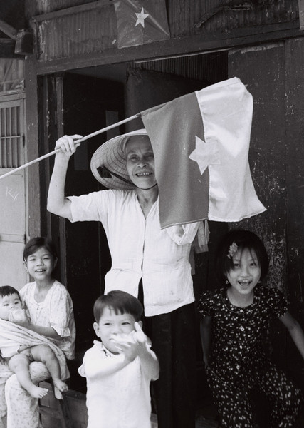 Bà lão cùng các cháu ở xóm Chiếu khu Tân Thuận, Sài Gòn hân hoan, vui mừng chào đón đoàn quân giải phóng ngày 30/4/1975.