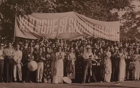 Nhiều phụ nữ mặc áo dài truyền thống thuộc nhóm văn nghệ sĩ Sài Gòn – Gia Định dự lễ mít tinh ra mắt Ủy ban Quân quản thành phố ngày 7/5/1975.