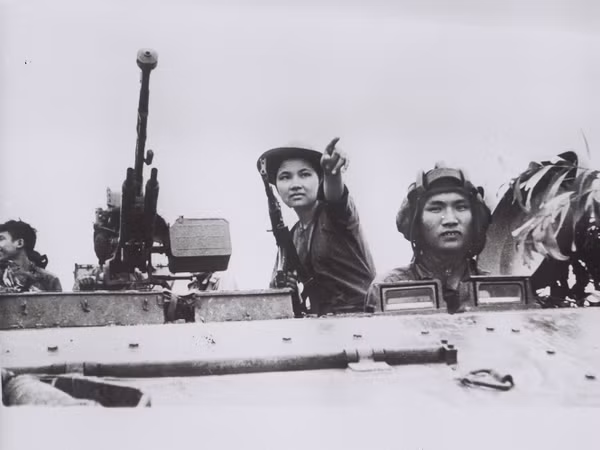 Hình ảnh ân tượng nữ giao liên Nguyễn Thị Trung Kiên chỉ đường cho bộ đội tấn công sân bay Tân Sơn Nhất lúc 6h30 ngày 30/4/1975.