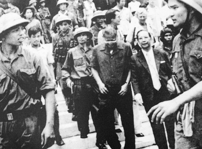 Tổng thống Dương Văn Minh cùng các thành viên nội các ra trước đài phát thanh tuyên bố đầu hàng vô điều kiện. Theo đó, kết thúc chiến tranh và lập lại hòa bình ở Việt Nam. Hai miền Nam - Bắc thống nhất, đất nước độc lập và người dân tận hưởng cuộc sống tự do.