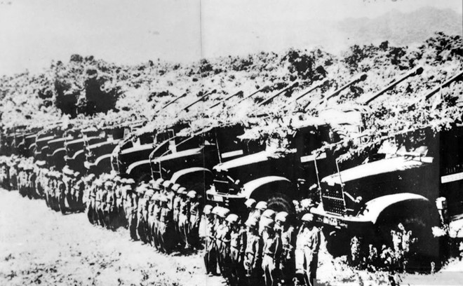 Bộ đội pháo binh chuẩn bị sẵn sàng trước giờ xuất kích.