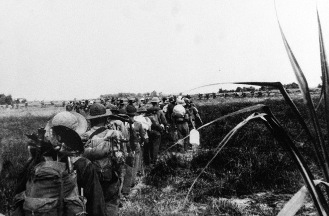 Các chiến sĩ thuộc Trung đoàn 201 hành quân qua khu vực Đồng Tháp Mười.