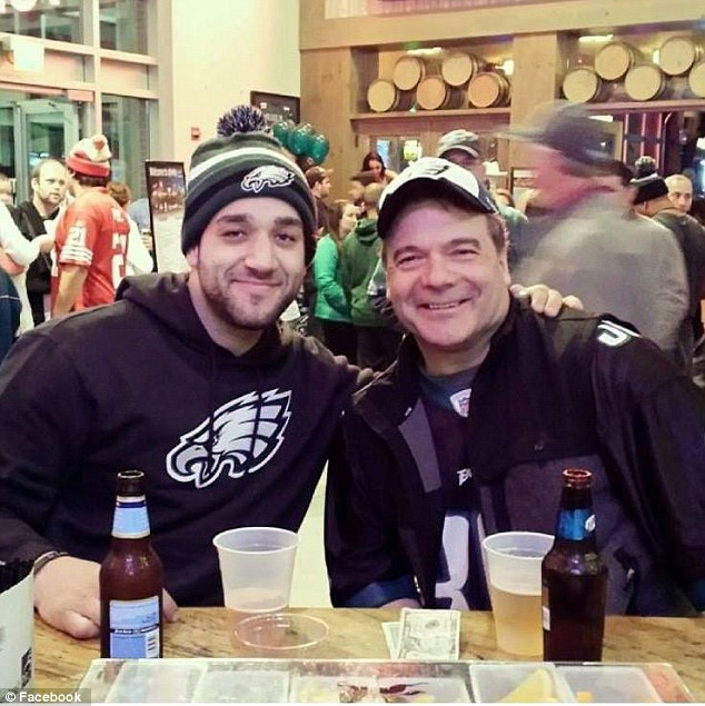 Sáng hôm sau, cha của Justin (trái ảnh) là Don Smith (phải ảnh) tìm thấy con trai nằm trong tuyết lạnh trên đường nên đã vội vã gọi xe cứu thương.