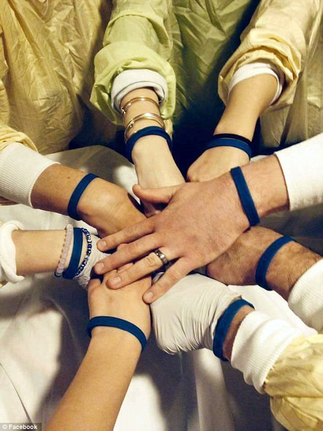 Sau khi thực hiện những thủ thuật cấp cứu trên, bác sĩ nhận thấy Justin đã có dấu hiệu sống trở lại.