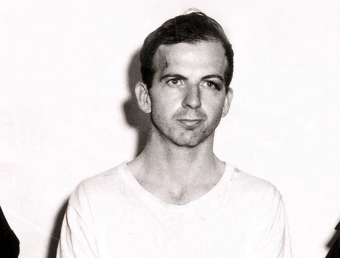 Cái chết bất ngờ của Oswald để lại nhiều bí ẩn lớn về vụ ám sát gây chấn động dư luận.