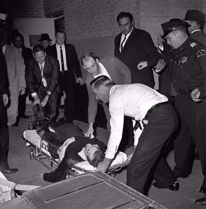 Tuy nhiên, vào ngày 24/11, Jack Ruby, một chủ hộp đêm, bắn chết Oswald khi hung thủ ám sát Tổng thống Kennedy chuyển trại giam.