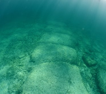 Họ cho rằng con đường dưới đáy biển trên dẫn đến thành phố Atlantis huyền thoại bị mất tích suốt nhiều thế kỷ qua.