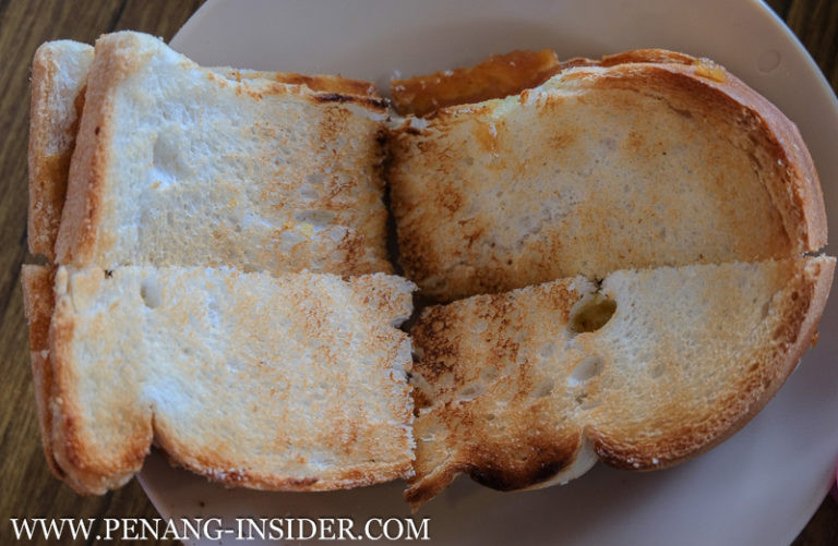 Tại đây, bạn có thể thưởng thức bữa sáng với nhiều lựa chọn hấp dẫn như bánh roti Ấn Độ, roti canai độc đáo của Malaysia hay nasi lemak.