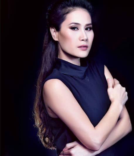 Me 2 con Than Thuy Ha gay bat ngo voi nhan sac khong tuoi