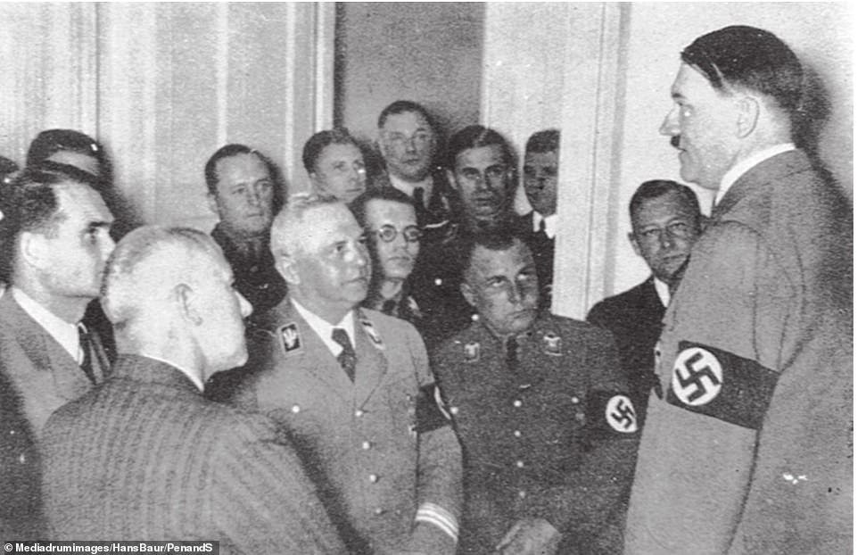 Mặc dù Baur là nhân vật thân cận với Hitler nhưng ông luôn phủ nhận không liên quan đến nền chính trị của Đức quốc xã. Ông khẳng định bản thân chỉ là một phi công. Ông qua đời năm 1993 ở tuổi 96. Video: Hitler còn sống sau Thế chiến 2 (nguồn: VTC14)