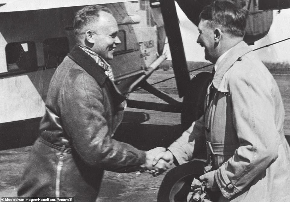 Trong nhật ký, Baur viết rằng, ông đã cố gắng giải thích với Hitler rằng vẫn còn máy bay. Ông có thể đưa Hitler đến Nhật Bản hoặc Argentina hay tới những địa điểm an toàn hơn. Tuy nhiên, Hitler đáp lại: “Chiến tranh sẽ kết thúc với sự sụp đổ của Berlin. Tôi sẽ đứng cùng hoặc sụp đổ với Berlin”.