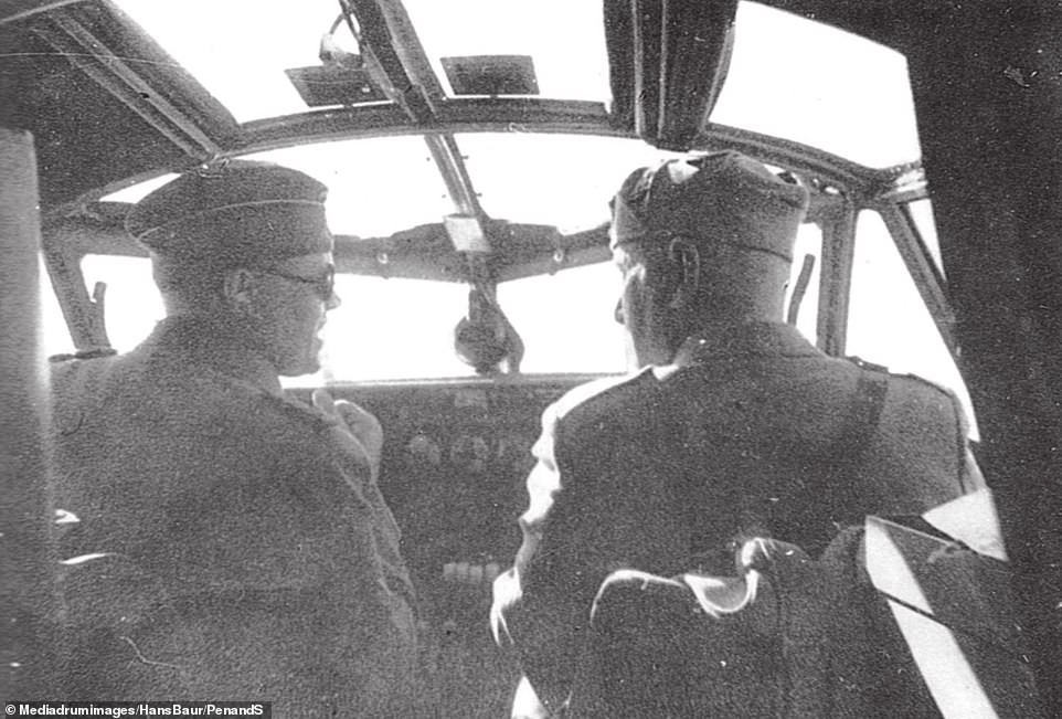 “Người Nga biết chúng ta ở căn hầm này. Tôi nghĩ họ không ngần ngại sử dụng khí gas. Không ai biết rằng căn hầm này có thể chống được khí gas hay không. Dù sao, tôi sẽ chấm dứt mọi chuyện ở đây”, Hitler nói với Baur. Về sau, Hitler tự sát cùng người vợ Eva Braun.