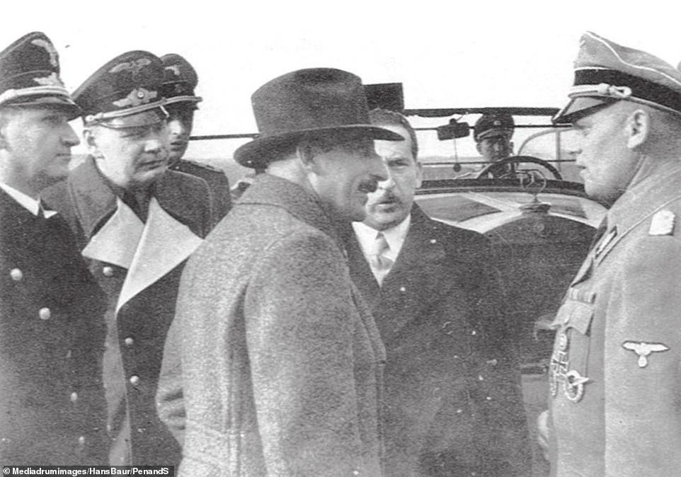 Sau cuộc nói chuyện lần cuối cùng với Hitler, Baur bị bắn vào chân khi đào tẩu trong bối cảnh Berlin thất thủ năm 1945. Sau đó, phi công thân cận của Hitler bị giam 10 năm ở nhà tù Liên Xô.