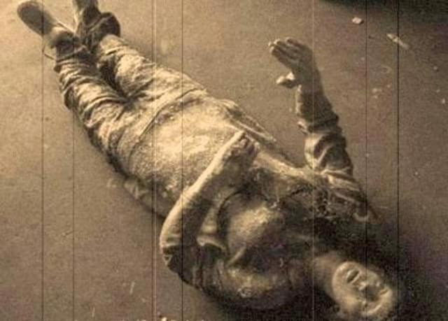 Kỳ lạ hơn nữa là tất cả chết với biểu cảm khiếp sợ tột cùng với đôi mắt mở to, nét mặt sợ hãi giống như họ đã nhìn thấy một điều gì đó vô cùng đáng sợ trước khi tử vong.