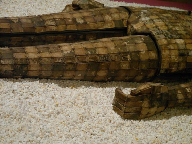 Để tạo ra một bộ Kim Lũ Ngọc Y, những người thợ thủ công có tay nghề cao làm việc trong một thời gian dài và tỉ mỉ từng chi tiết.