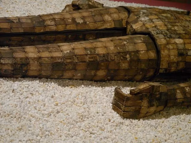 Để tạo ra một bộ Kim Lũ Ngọc Y, những người thợ thủ công có tay nghề cao làm việc trong một thời gian dài và tỉ mỉ từng chi tiết.