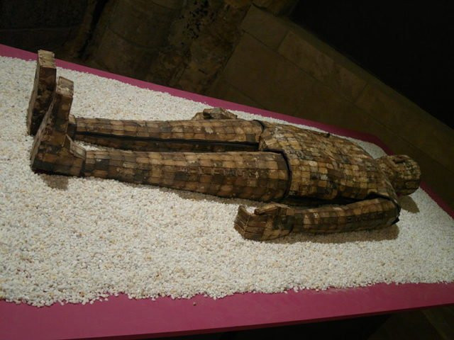 Do vậy, ngọc được sử dụng để may Kim Lũ Ngọc Y dành cho vua chúa để thi hài của họ còn mãi với thời gian.