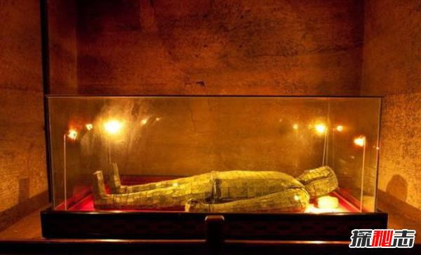 Tương truyền, để thi hài vua chúa không bị thối rữa, người xưa đã làm ra một bộ trang phục đặc biệt làm từ vàng và ngọc.