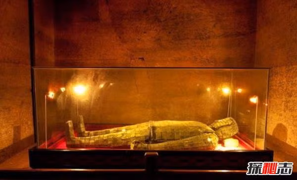 Tương truyền, để thi hài vua chúa không bị thối rữa, người xưa đã làm ra một bộ trang phục đặc biệt làm từ vàng và ngọc.