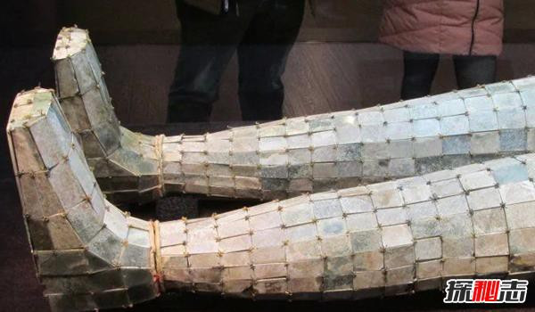 Chất liệu tạo nên bộ trang phục này đã cho thấy địa vị, sự giàu có và quyền lực của bậc đế vương.