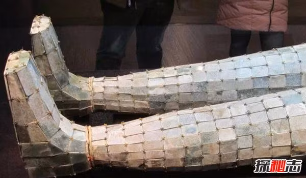 Chất liệu tạo nên bộ trang phục này đã cho thấy địa vị, sự giàu có và quyền lực của bậc đế vương.