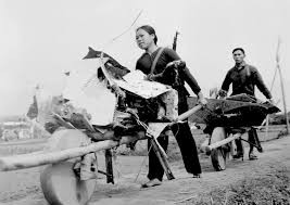 Nhiều phụ nữ ở miền Nam có những hành động dũng cảm, mưu trí trong việc chống lại việc lính Mỹ phá hủy, thiêu rụi nhà cửa, làng mạc hay bắt thanh niên đi lính làm bia đỡ đạn...