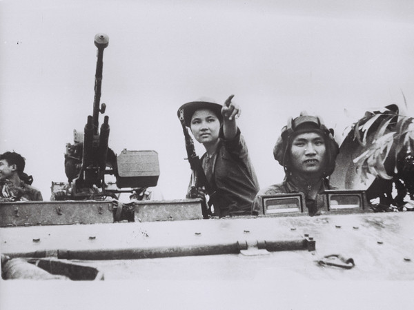 Phụ nữ cũng mưu trí khi giúp các chiến sĩ cách mạng ẩn nấp trong nhà hay các địa điểm bí mật trước các cuộc càn quét, truy lùng của kẻ thù.