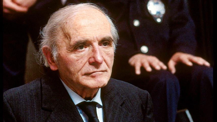 Khi phát xít Đức bại trận trong Thế chiến 2, "gã đồ tể Lyon" Klaus Barbie bỏ trốn khỏi Đức. Phải đến năm 1987, Klaus Barbie mới phải trả giá cho tội ác đã gây ra.