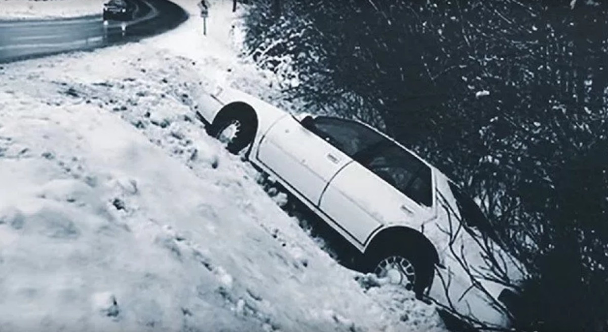 Vào tối hôm đó, Jean Hilliard lái ô tô trở về nhà để thăm bố mẹ. Tuy nhiên, trên đường đi, xe của Hilliard gặp sự cố chết máy khi trên đường đầy băng tuyết không có người đi qua.