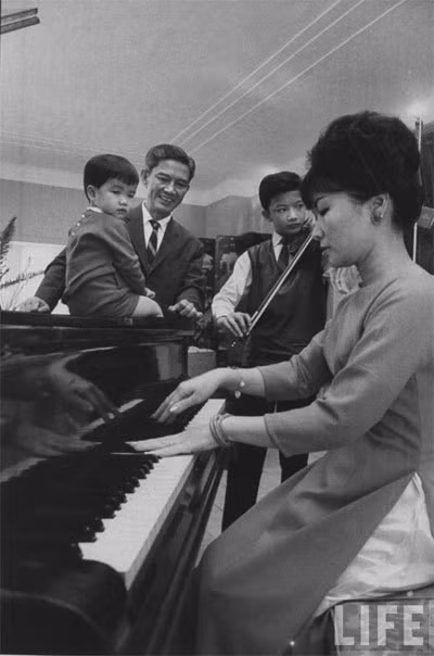 Do anh chồng là ông Diệm không có vợ, gia đình bà lại sống trong dinh Độc Lập nên bà Trần Lệ Xuân thường được xem là đệ nhất phu nhân thời đó. Vì vậy, bà Xuân trở thành một nhân vật quyền lực và giàu có trong chính quyền Sài Gòn thời đó.