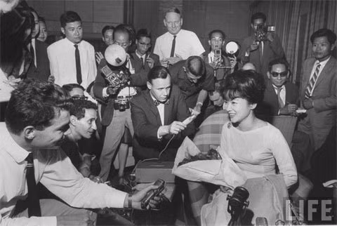 9 năm sau, cha mẹ bà Trần Lệ Xuân được phát hiện bị bóp cổ đến chết tại ngôi nhà ở Washington, Mỹ. Người em trai Trần Văn Khiêm bị truy tố tội giết cha mẹ. Khi ấy, bà Trần Lệ Xuân không thể sang Mỹ để chịu tang.