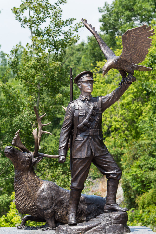 Xạ thủ này là một chiến binh người Ojibwa gia nhập hàng ngũ quân đội Canada trong thời gian diễn ra Thế chiến 1 (1914 - 1918).