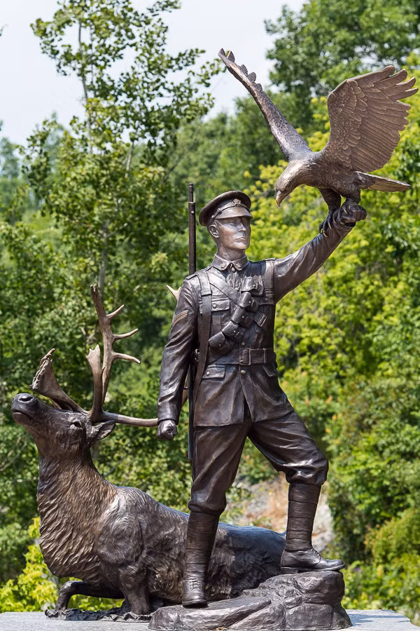 Xạ thủ này là một chiến binh người Ojibwa gia nhập hàng ngũ quân đội Canada trong thời gian diễn ra Thế chiến 1 (1914 - 1918).