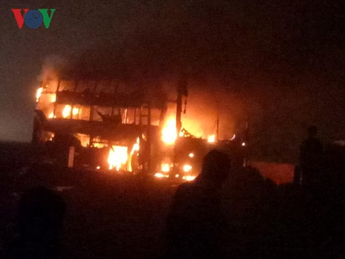 Xe giuong nam chay rui, hanh khach hoang loan