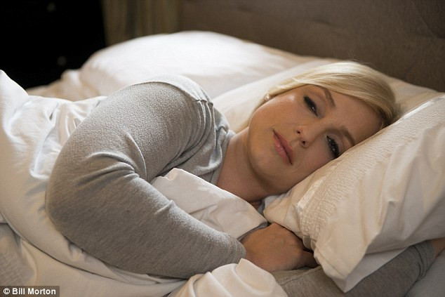 Sau một thời gian nghiên cứu, các chuyên gia phát hiện những nguyên nhân khiến một số người ngủ không nhắm mắt gồm: chấn thương ở hộp sọ, bệnh tuyến giáp, bệnh về di truyền hay vấn đề với da xung quanh mí mắt...