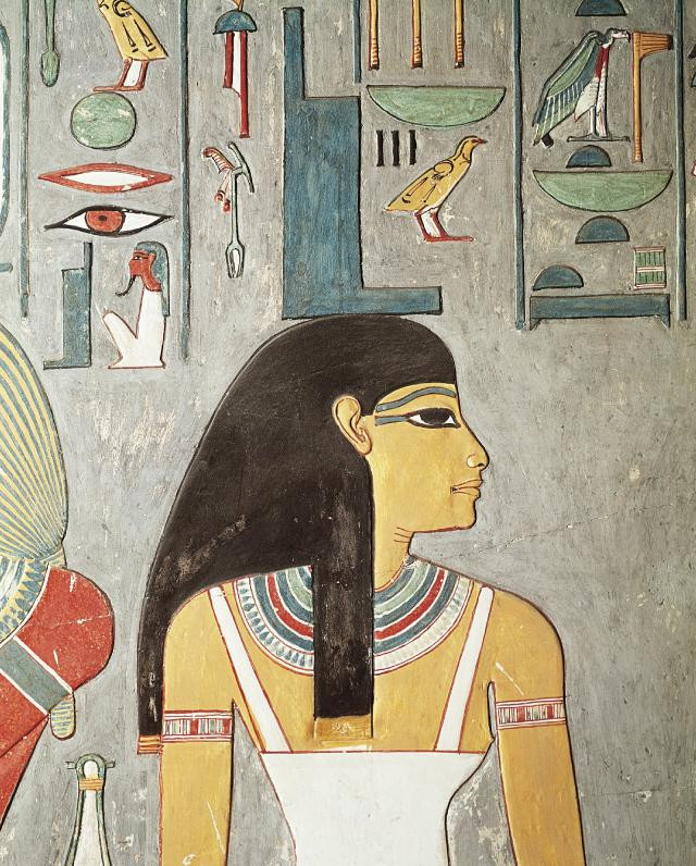 Việc cạo đầu, đội tóc giả cũng thể hiện sự giàu có và nâng tầm nhan sắc của tầng lớp thượng lưu, quý tộc và hoàng gia Ai Cập thời cổ đại.