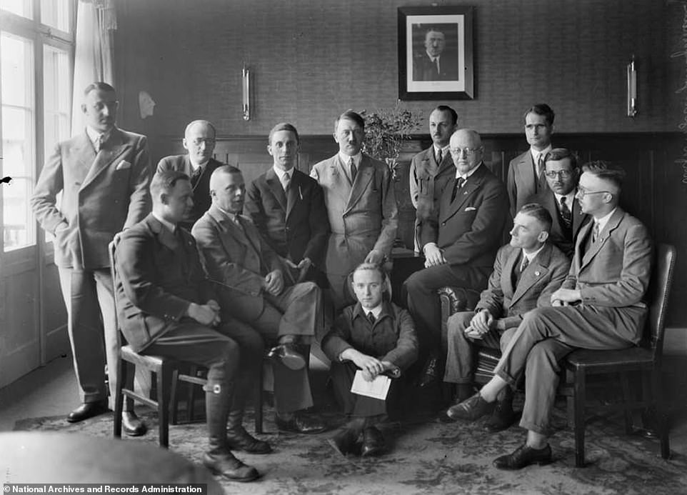 Nhà độc tài Hitler chụp ảnh cùng các quan chức cấp cao của phát xít Đức như: Bộ trưởng tuyên truyền Joseph Goebbels (đứng bên phải Hitler), Rudolf Hess (đứng ở hàng trên cùng bên phải) và Heinrich Himmler - kiến trúc sư trưởng của Holocaust.