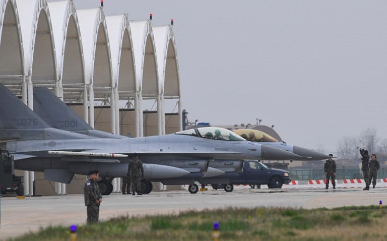  Cuộc tập trận Max Thunder giữa Mỹ và Hàn Quốc khởi động hôm 11/5 trong bối cảnh cuộc khủng hoảng trên bán đảo Triều Tiên bước đầu tìm được lối ra. Trong ảnh, máy bay F-16 của không quân Hàn Quốc tại căn cứ Gwangju chuẩn bị cất cánh.