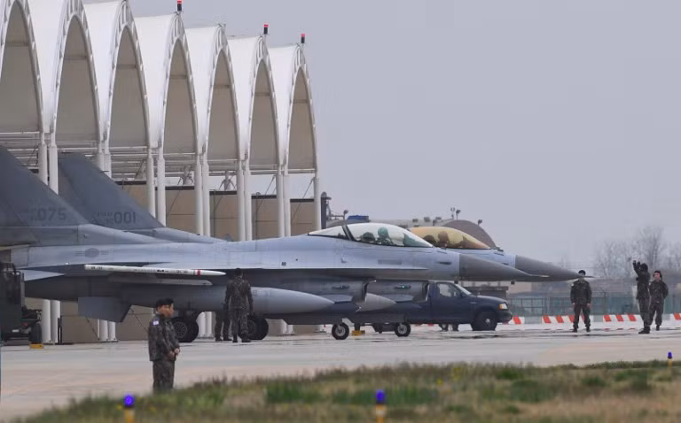  Cuộc tập trận Max Thunder giữa Mỹ và Hàn Quốc khởi động hôm 11/5 trong bối cảnh cuộc khủng hoảng trên bán đảo Triều Tiên bước đầu tìm được lối ra. Trong ảnh, máy bay F-16 của không quân Hàn Quốc tại căn cứ Gwangju chuẩn bị cất cánh.